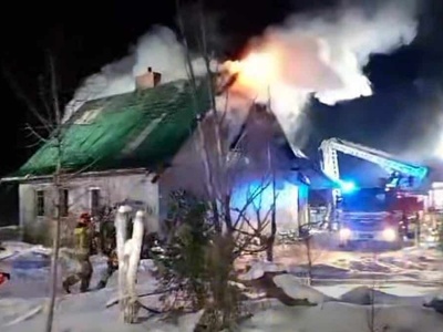 Ogień zabrał dom samotnej kobiecie. Siedem zastępów straży walczyło z pożarem