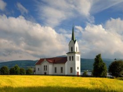 Bezbarwne szyby w kościele św. Barbary. Parafia może stracić 500 tys. złotych