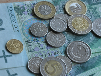 Uczciwość godna naśladowania. Gotówka znaleziona w galerii handlowej w Radomiu czeka na właściciela