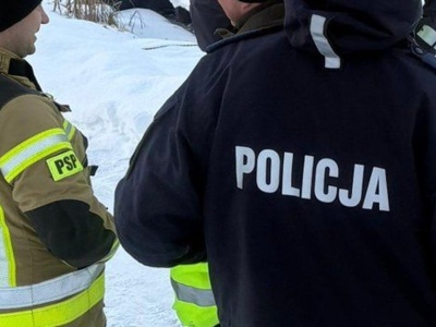 Coś spadło z nieba? Dziura w lodzie zaniepokoiła mieszkańca Markajm. Służby badają staw