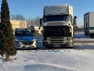 Zamarzał w zepsutej ciężarówce. Policjanci przybyli w ostatniej chwili