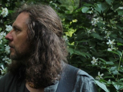 Multidyscyplinarnie w IMO Galerii – muzyka, poezja i mapping na starosądeckim rynku