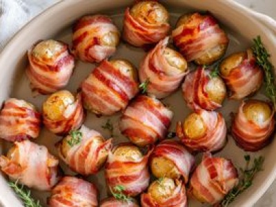 Owijam boczkiem i piekę. Takim ziemniaczkom naprawdę trudno się oprzeć