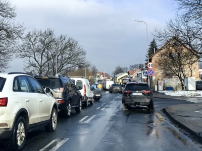 Utrudnienia na ulicy Wolności w Cieplicach po zderzeniu dwóch pojazdów