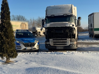 Ciężarówka stała na parkingu od kilku dni. Policjanci uratowali kierowcę