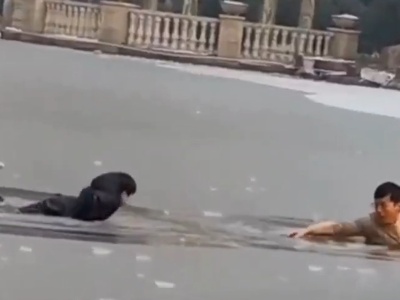 Dziecko tonęło pod załamanym lodem. Ojciec rzucił się na pomoc