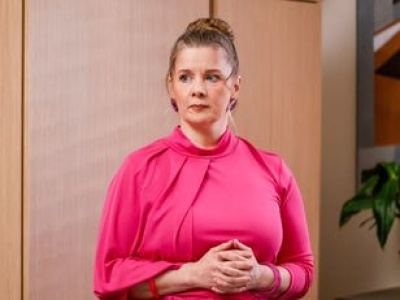 Zmaga się z tzw. chorobą grubych nóg. 