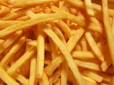 Zasypuję frytki i smażę starym sposobem. Wychodzą chrupiące i nie nasiąkają tłuszczem