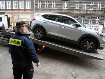 Jeden błąd za szybą i auto znika. Rzecznik chce zmiany zasad odholowania pojazdów z ulic