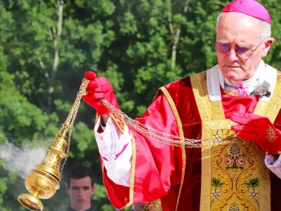 Lefebryści zapowiadają święcenia biskupów bez zgody papieża. Grozi im ekskomunika.