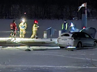 Rozbił Skodę, jadąc na skróty przez jezioro. Policja: „Bezmyślny 59-latek odpowie przed sądem”