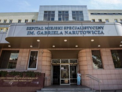 Szpital im. Narutowicza czasowo wstrzyma dwa oddziały. Tło to lata napięć finansowych i częste zmiany zarządcze