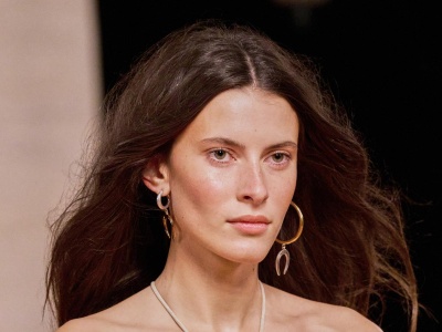 Już nie musisz walczyć z „puchem” na głowie. Gładka tafla jest passé – do mody wracają włosy puszyste i pełne objętości