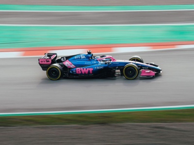 Różne typy skrzydeł zaprezentowane podczas testów F1 w Barcelonie