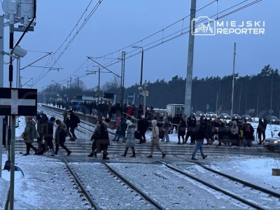 Paraliż na kolei. Pasażerowie tłumnie czekają na składy