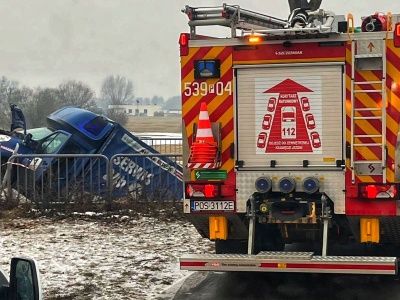 Busem spektakularnie wypadł z drogi (ZDJĘCIA)