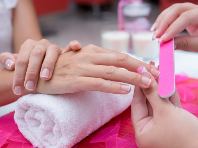 Takie salony kosmetyczne lepiej omijać szerokim łukiem. Ekspertka wskazuje 4 red flagi