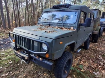 Honkery, dostawczaki i przyczepy. Wojsko robi wielką wyprzedaż