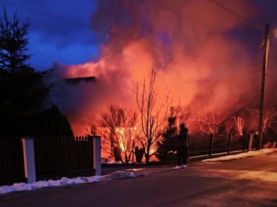 Barcice: płonie budynek. Zagrożone sąsiednie zabudowy