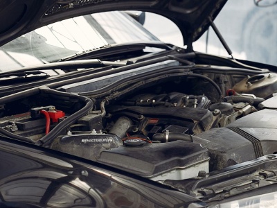 Prostownik ratuje poranek, ale szkodzi baterii. Ten zimowy nawyk niszczy akumulator po cichu