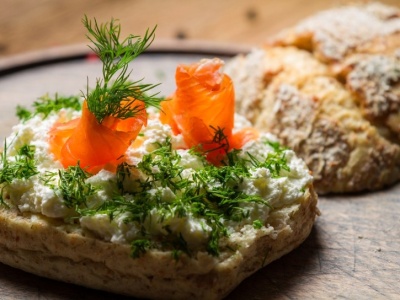 Ta śniadaniowa pasta to hit. Ma mnóstwo białka i zrobisz ją z 2 składników