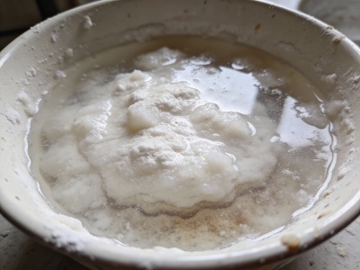 Z paczki kładą ją prosto na twarz, ten trik stosowały nasze babcie. Teraz wraca do łask jako maseczka