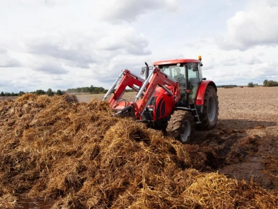 Składowanie odpadów i obornika na skraju polu. Co wolno rolnikowi, a za co grożą kary?