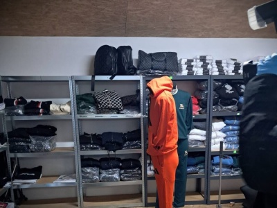 Podczas transmisji live ze sprzedażą podróbek, weszły służby