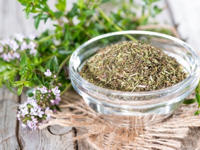 To idealna przyprawa do mięsa. Coraz częściej zastępuje tymianek i majeranek. Ma wyjątkowy smak