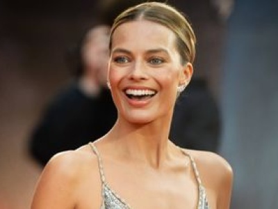 Zapozowała bez stanika. Wszyscy i tak patrzyli na jej nogi