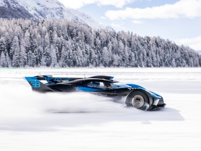 Miliony euro w kontrolowanym poślizgu. Bugatti zabrało swoje legendy na lód w St. Moritz