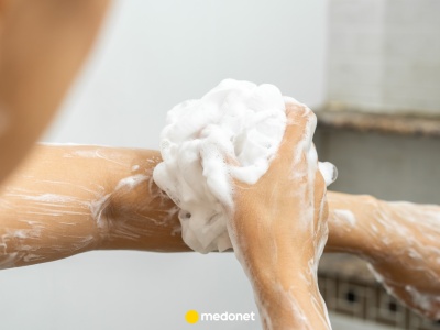 Tego miejsca nie pomijaj, kiedy się myjesz. To siedlisko bakterii