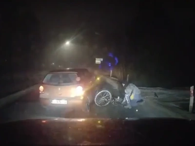 Był praktycznie niewidoczny. Niebezpieczne zdarzenie z rowerzystą pod Marciszowem (zobacz nagranie)