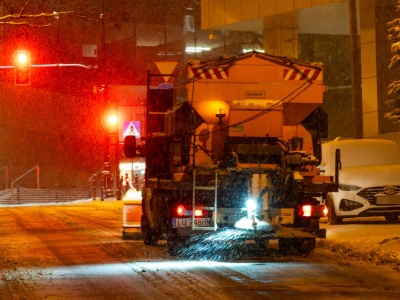 Jest alert RCB i ostrzeżenie IMGW. Pada i będzie bardzo ślisko
