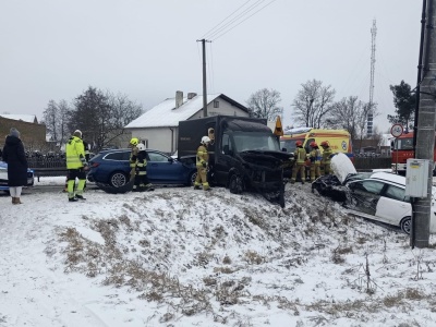 BMW uderzyło w busa po czołówce z Toyotą! Groźny poranek na DK25 w Główiewie