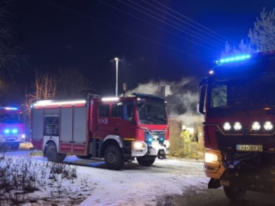 Śmiertelny pożar w Radomsku. Spłonął drewniany dom