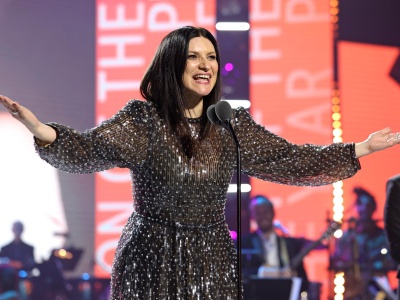 Śpiewa w dwunastu językach, dzieli Włochów i wzrusza miliony. Kim jest Laura Pausini?