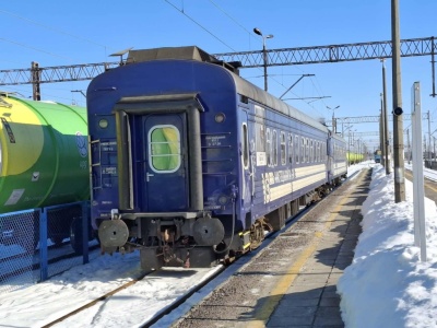 Na przebudowywanym dworcu w Chełmie ustawiono wagony z Ukrainy. Powstała w nich ogrzewana poczekalnia