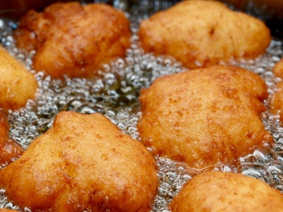 W jakiej temperaturze smażyć pączki? Przez jeden błąd chłoną tłuszcz. Pamiętaj o tych zasadach