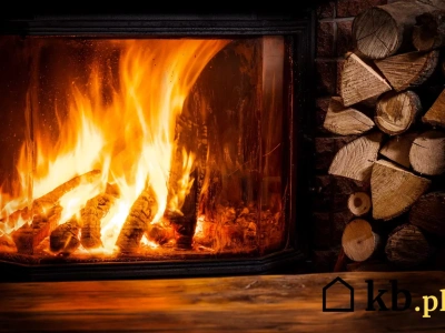 Ten sposób palenia zmniejsza ilość popiołu nawet o połowę. Szyba też jest czystsza