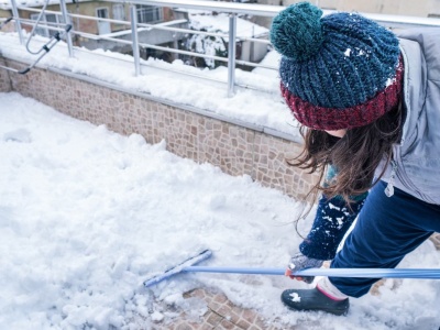 Jak pozbyć się śniegu z balkonu? Tego lepiej nie rób. Ten błąd może cię kosztować 500 zł