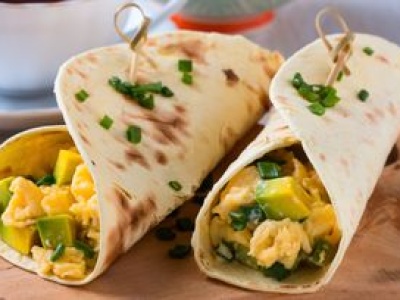 Spróbuj jajecznicy w tortilli. Ten wrap to przepis na szybkie fit śniadanie