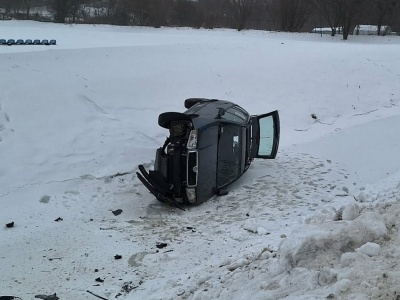 Auto wpadło do zamarzniętego kanału w Hrubieszowie. Interweniowały służby ratunkowe