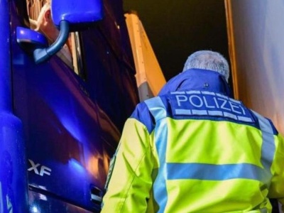 Niemcy: Fałszywi policjanci okradli na stacji benzynowej kierowcę ciężarówki. Stracił tysiące euro