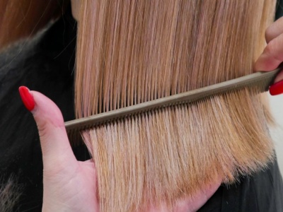 Modna fryzura, która optycznie odejmuje lat. Gwiazdy już ją noszą