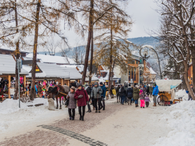 Paragony grozy w Zakopanem. Turyści piją grzańca i rezerwują loty do Włoch