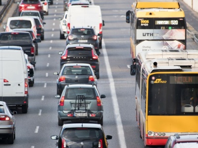 Komunikacja miejska przegrywa z samochodami. Twarde dane z raportu UE