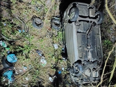 Auto wypadło z mostu. Kierowca cudem przeżył