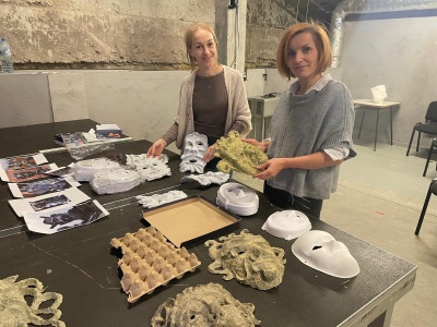 Papier z niszczarek i wytłoczki na jajka. W Tarnowie powstają maski na wielką ‘Maszkaradę’