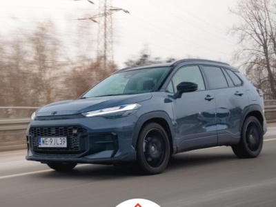 Toyota Corolla Cross GR Sport. Miejska hybryda w groźnym przebraniu | 12 minut